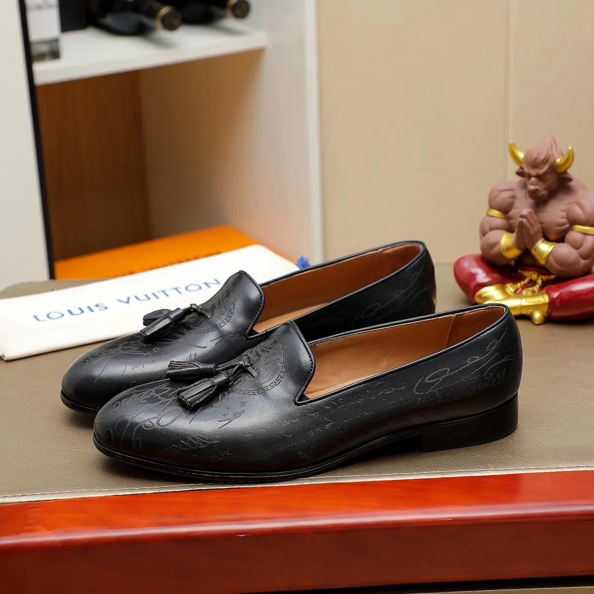 Men's shoes 💰560 💰 Louis Vuitton LV ® Autumn and Winter 🆕 models 🔛Full shoe counter First layer cowhide, 🐂Leather lined casual shoes for men, super soft outsole, a must-have for driving. Counter synchronization Original first layer cowhide Completely 1:1 mold customization 🌹Top version, 2 colors available! Number: 38-45 (37.46. Customized)